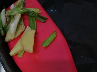 9、酱油炒饭,等葱段姜片蒜片出香微焦时捞出弃之。