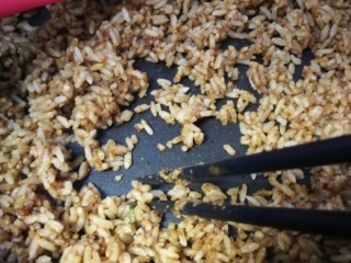 11、酱油炒饭,一定要快速不断翻炒，防止粘锅，可以辅助用筷子和锅铲一起翻炒。