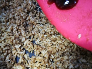 12、酱油炒饭,等翻炒到米饭差不多干了，颗粒分明了，再加入半勺蚝油，继续翻炒。