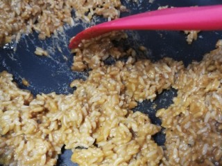 10、酱油炒饭,马上倒入拌好的米饭，大火快速翻炒。