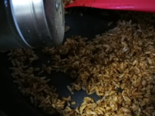 13、酱油炒饭,再次颗粒分明时加入少量胡椒粉。