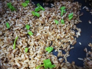 14、酱油炒饭,最后撒葱花出锅。（拍摄光线问题，颜色有失真，其实颜色已经很好了）