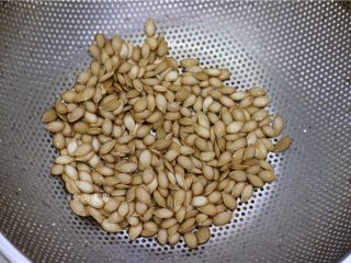 2、香烤两吃南瓜,搓干净瓜籽表面的粘液和瓜囊，洗净沥干水
