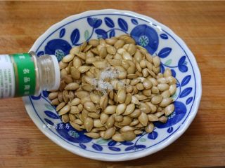 3、香烤两吃南瓜,瓜籽调入五香粉、少许盐