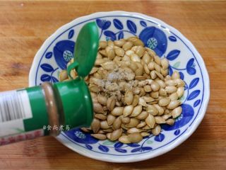 4、香烤两吃南瓜,调入椒盐粉，搅拌均匀，腌制片刻