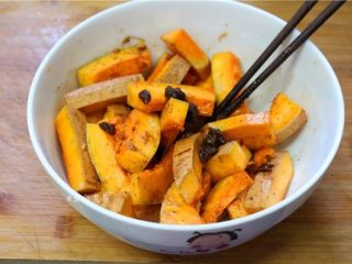 8、香烤两吃南瓜,最后倒入少许沙茶酱，搅拌均匀