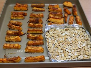 12、香烤两吃南瓜,戴上隔热手套，取出烤盘，夹起南瓜块，倒出南瓜籽，南瓜籽稍微放凉后，酥脆得很，南瓜块粉糯甘香非常好吃！