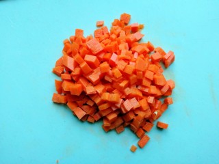 3、蛋包饭,红萝卜切丁