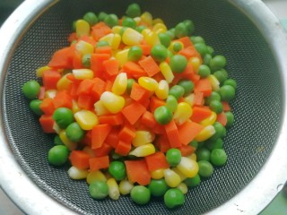 6、蛋包饭,捞起来，滤干水分