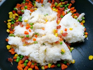 8、蛋包饭,放入准备好的米饭～（我这是三个人的分量，自己吃的，可以少放点米饭）