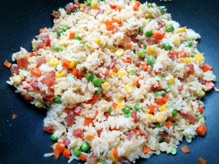 9、蛋包饭,翻炒均匀，米饭一粒粒的清晰可见，炒好放一旁待用