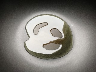 11、蛋包饭,另外再取一个平底锅，锅里放油，小火加热，倒进打散的鸡蛋