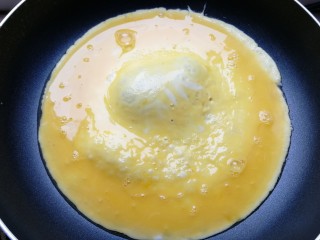 12、蛋包饭,然后放把炒好的米饭，放到鸡蛋饼中间～我拍了图的，误删了