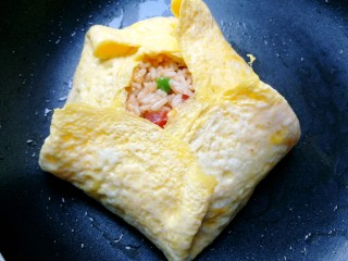 13、蛋包饭,然后按照这样，把米饭包起来，拿个盘子盖上去，左手托住盘子，右手把平底锅反转过来