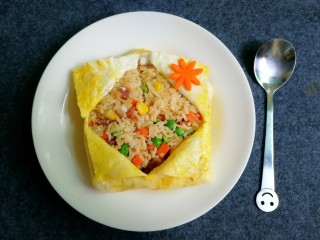 15、蛋包饭,中间用刀划个十字，加上番茄酱啥的，就可以开吃啦????????