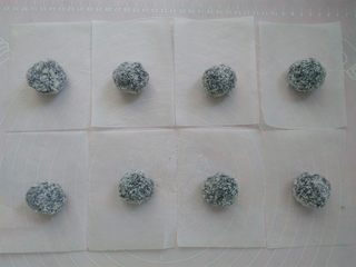 4、“蒸”的好吃不上火——南瓜糯米糍,所有豆沙馅全部滚上椰蓉放一边备用