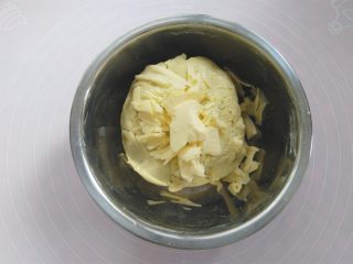 6、“蒸”的好吃不上火——南瓜糯米糍,面团加入黄油再次揉匀