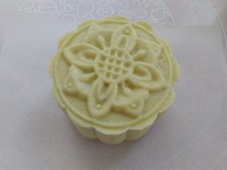 11、“蒸”的好吃不上火——南瓜糯米糍,轻推模具，把糯米团推到油纸上，如果糯米团有点软，可以用手扶一下糯米团的腰部帮助脱模