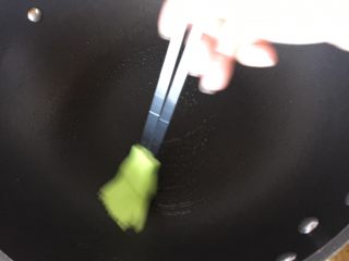 3、可丽饼,不粘锅或平底锅小火预热，刷上薄薄一层玉米油。