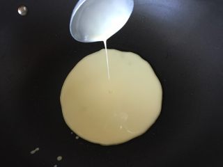 4、可丽饼,倒入面糊后，晃动锅子让面糊往边缘流动，使饼皮成圆形。