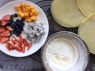 10、可丽饼,待饼皮完全凉下来后就可以开始包馅料了。