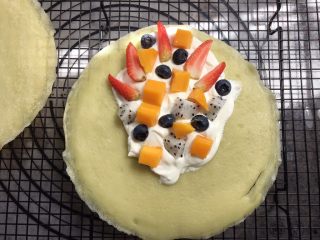 12、可丽饼,摆上水果，包成自己喜欢的形状也是可以的。