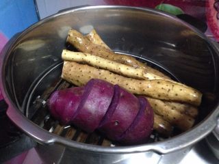 1、紫薯山药芝士球,紫薯切厚片和山药一起入蒸锅蒸熟