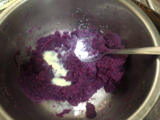 2、紫薯山药芝士球,紫薯去皮趁热碾成泥,加炼乳调匀