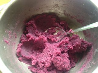 3、紫薯山药芝士球,如果馅太干可以加入少许牛奶,馅不可太软,不好成型