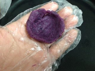 8、紫薯山药芝士球,取一份紫薯泥捏成小碗状