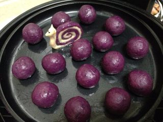 11、紫薯山药芝士球,依次做完,烤盘刷油,紫薯球表面刷油摆入烤盘