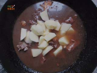 11、土豆烧排骨,然后放入土豆继续小火炖10分钟左右，看着汁收差不多，倒入葱花、辣椒圈翻炒，加入适量胡椒粉煮开后就可以起锅啦