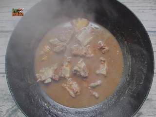 10、土豆烧排骨, 然后大火烧两三分钟后转小火煮30分钟