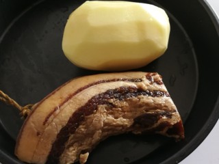 1、腊肉蒸土豆,腊肉洗干净，土豆去皮备用。