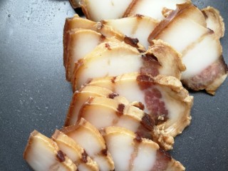 2、腊肉蒸土豆,腊肉土豆切片