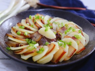6、腊肉蒸土豆,撒上香葱开吃吧！