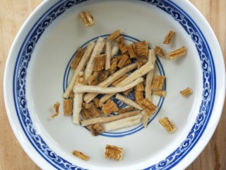 7、年年有余滋补牛肝菌鱼头汤,清水泡软北沙参和党参。