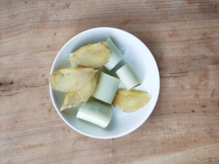 9、年年有余滋补牛肝菌鱼头汤,准备姜片，葱段。