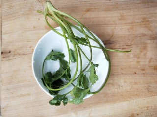 10、年年有余滋补牛肝菌鱼头汤,香菜一颗。