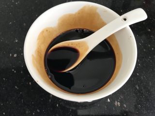 8、百变鸡蛋～啤酒卤蛋（迷你版）,再准备酱料：碗里加入1勺生抽，半勺老抽，1勺蚝油，1匙糖，半匙盐，搅匀备用