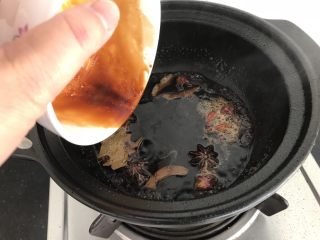 11、百变鸡蛋～啤酒卤蛋（迷你版）,倒入8步骤调好的酱汁，煮半分钟