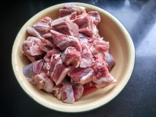 2、年菜 红红火火过大年&白萝卜猪血炖羊肉,准备羊腿肉,提前泡出血水洗净。