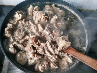 5、年菜 红红火火过大年&白萝卜猪血炖羊肉,水开后捞出备用。