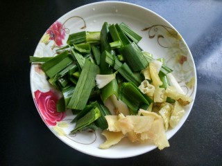 8、年菜 红红火火过大年&白萝卜猪血炖羊肉,大蒜苗切段,小米椒切碎,另一块生姜切片备用。