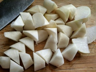 10、年菜 红红火火过大年&白萝卜猪血炖羊肉,切滚刀。