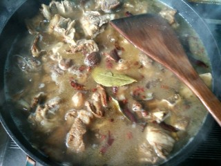 13、年菜 红红火火过大年&白萝卜猪血炖羊肉,放开水或者热水烧开。