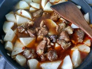 19、年菜 红红火火过大年&白萝卜猪血炖羊肉,倒入炖好的羊肉,大火烧开转小火。