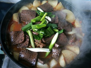 21、年菜 红红火火过大年&白萝卜猪血炖羊肉,炖好了,放大蒜苗,鸡精。