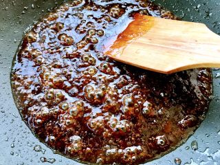 15、京酱肉丝,锅中留少许底油，倒入调好的甜面酱煸炒。（因为甜面酱没有提前蒸制，多煸炒一会，让白糖和面酱更好的融合）