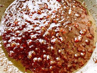 16、京酱肉丝,面酱煸炒到油亮，就可以下入滑炒好的肉丝